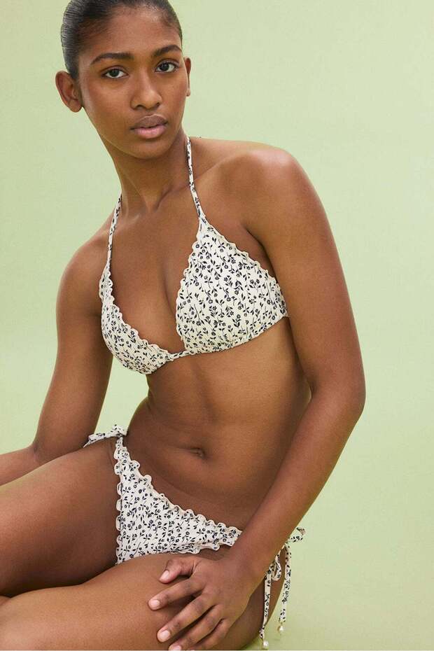 الجزء العلوي من بيكيني مثلث الشكل - 2