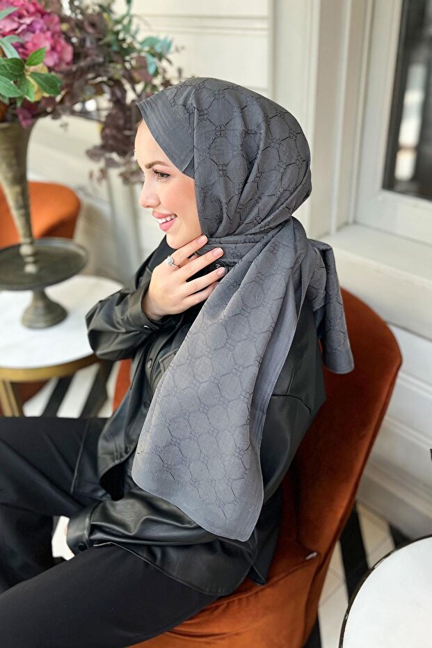 Ev72 Model Clover Shawl - Dark Gray - 1