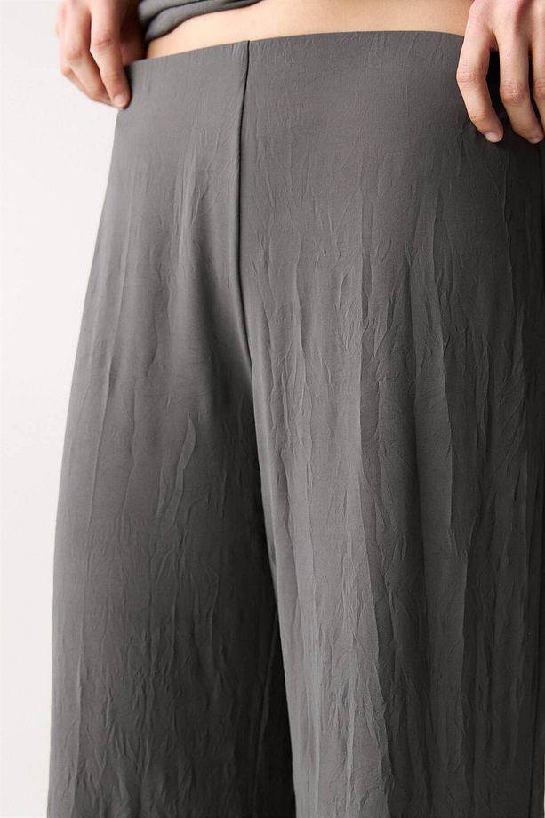 Kırışık görünümlü İspanyol paça pantolon - 5