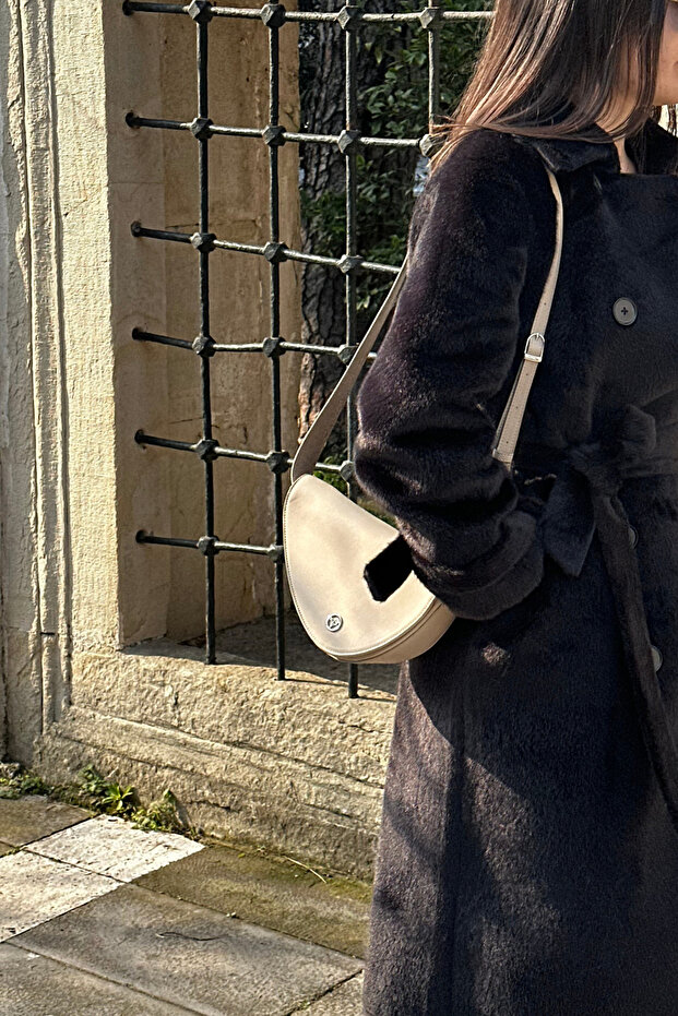 حقيبة كروس أساسية باللون البيج - 7