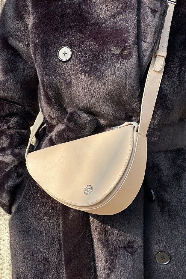 حقيبة كروس أساسية باللون البيج - 6