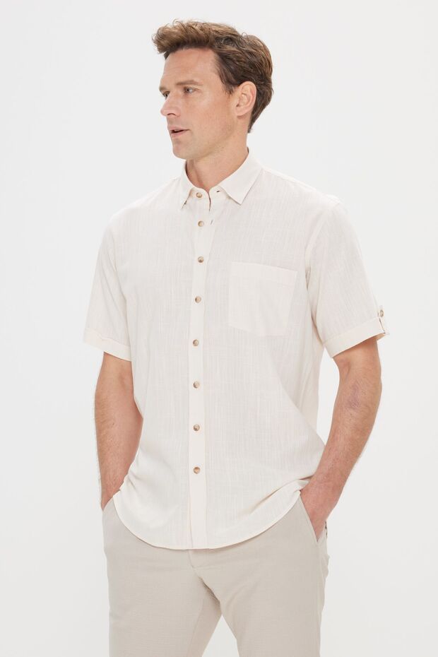 Erkek Bej Comfort Fit Rahat Kesim Düğmeli Yaka Keten Görünümlü %100 Pamuk Flamlı Kısa Kollu Gömlek - 1