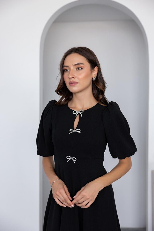 Detail mašle z čiernej krepovej látky Midi šaty s nízkym strihom na hrudi - 2