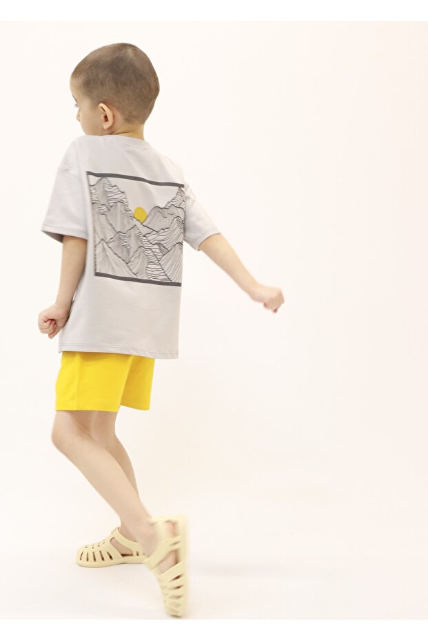 طقم شورت للأولاد مطبوع عليه ظهر Mountain Summer (الأعمار من 2 إلى 8 سنوات) MTYE0060