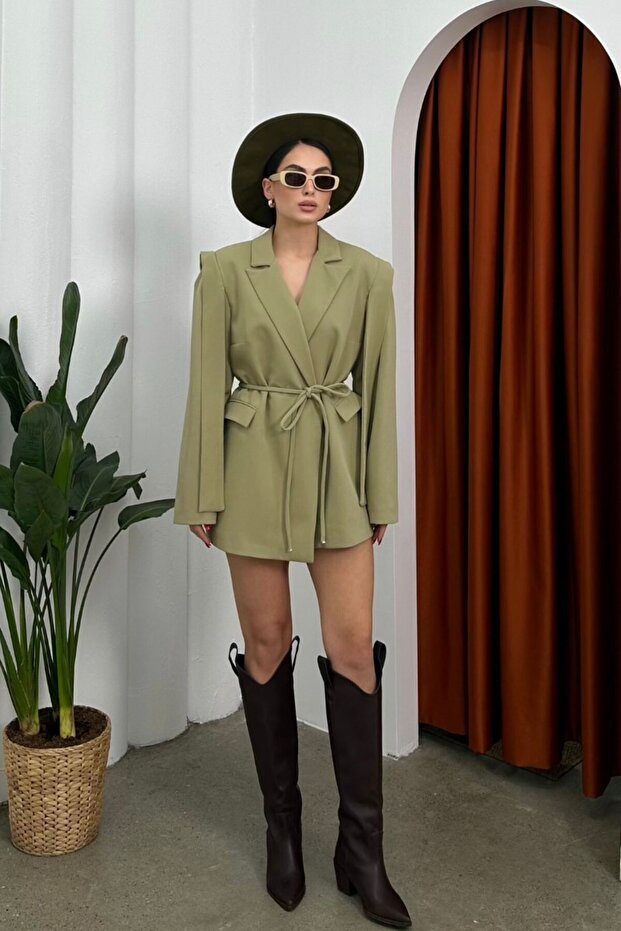 Oversize'owa damska marynarka - pasek i detale na ramionach - 3