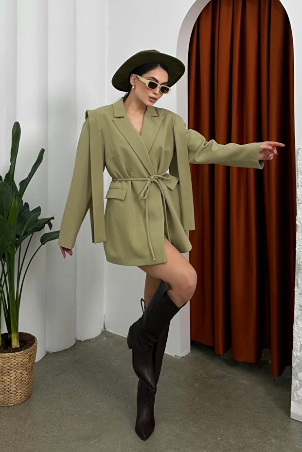 Oversize'owa damska marynarka - pasek i detale na ramionach - 5