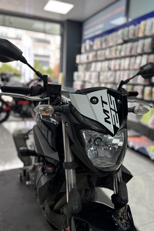 Yamaha MT-25 için Ön Cam Kafa Beyaz Renk Sticker Etiket (1 Adet) - 3