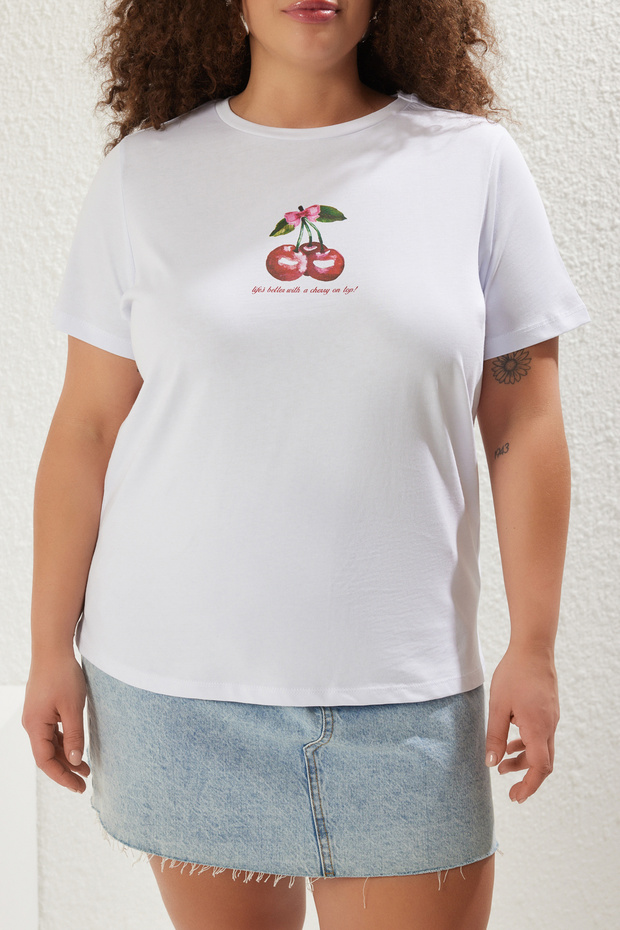 Beyaz Regular Fit Kiraz Baskılı Büyük Beden T-shirt TBBSS25BF00017 - 3