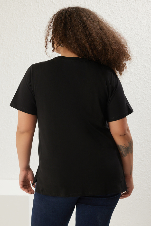 Siyah Yakası Taşlı Relaxed Fit %100 Pamuk Örme Büyük Beden T-shirt TBBSS25BF00021 - 5