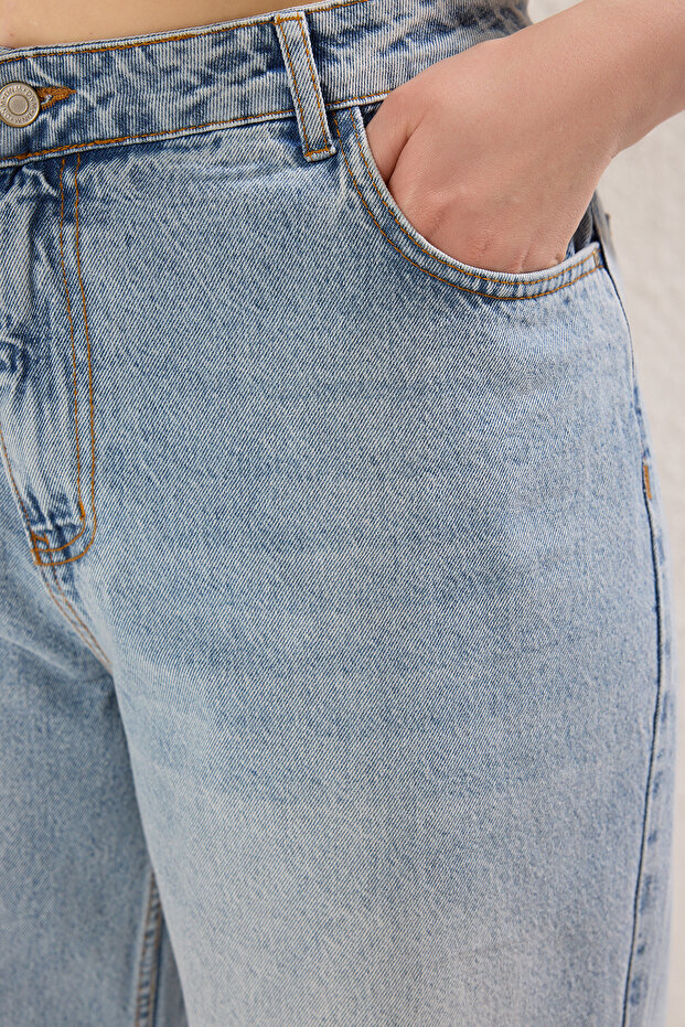 Jasnoniebieskie jeansy z wysokim stanem i szerokimi nogawkami w dużych rozmiarach TBBAW23CJ00020 - 4