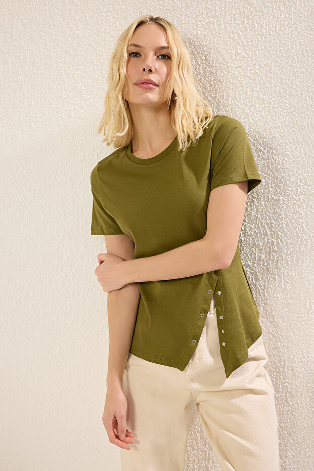 Haki %100 Pamuk Regular/Normal Kalıp Çıtçıtlı yırtmaç Detaylı Örme T-Shirt TWOSS25TS00029 - 1
