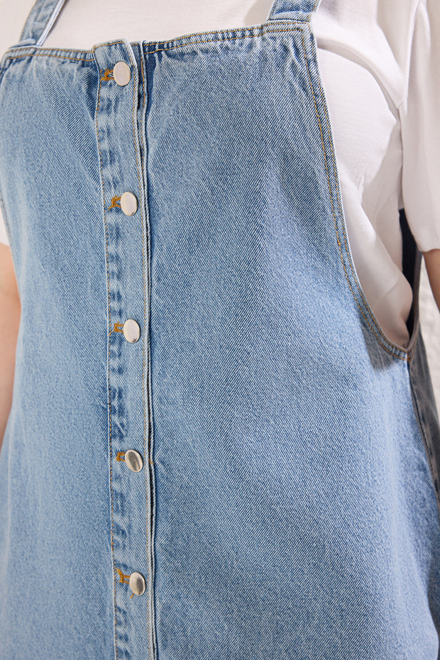 Mavi Önü Düğmeli Askılı %100 Pamuk Non-Stretch Denim Büyük Beden Elbise TBBSS25AH00095 - 4