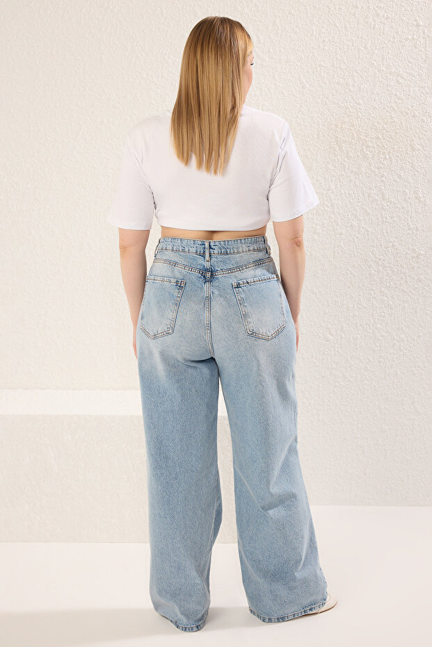 Jasnoniebieskie jeansy z wysokim stanem i szerokimi nogawkami w dużych rozmiarach TBBAW23CJ00020 - 5