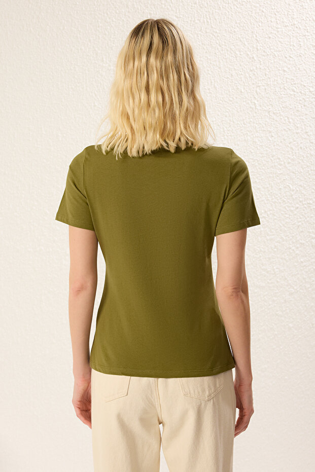 Haki %100 Pamuk Regular/Normal Kalıp Çıtçıtlı yırtmaç Detaylı Örme T-Shirt TWOSS25TS00029 - 5