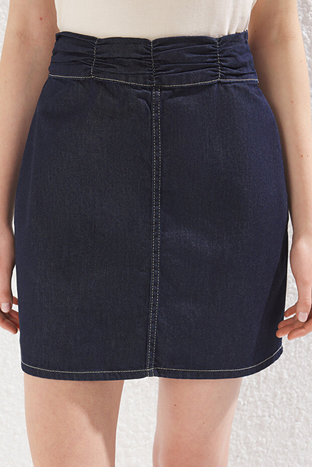 Koyu Mavi Beli Büzgülü Yüksek Bel Mini Denim Etek TWOSS25ET00100 - 4