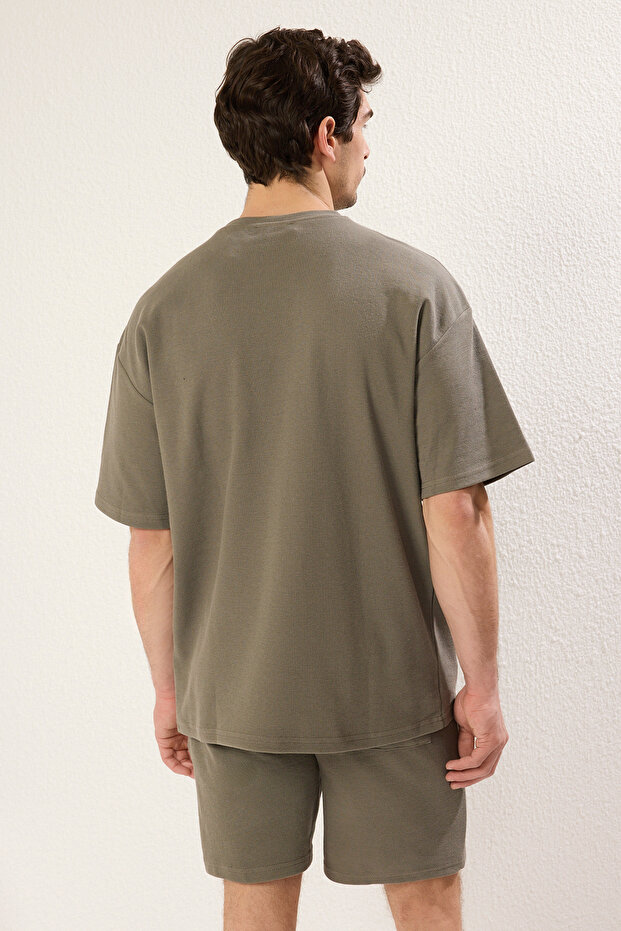 Haki Oversize/Geniş Kesim Dokulu Cep Detaylı Kısa Kol T-shirt TMNSS25TS00061 - 5