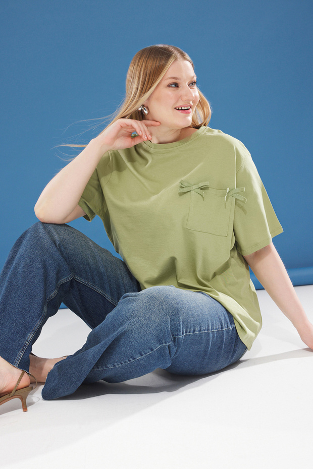 Μπλουζάκι Χακί μεγάλου μεγέθους - Χαλαρή εφαρμογή με τσέπες και λεπτομέρεια φιόγκου TBBSS25BF00030 - 1