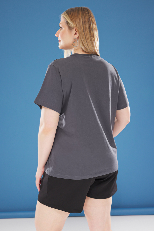 Antrasit Önü Fırfırlı Kalp Detaylı Relaxed Fit Büyük Beden T-shirt TBBSS25BF00022 - 5