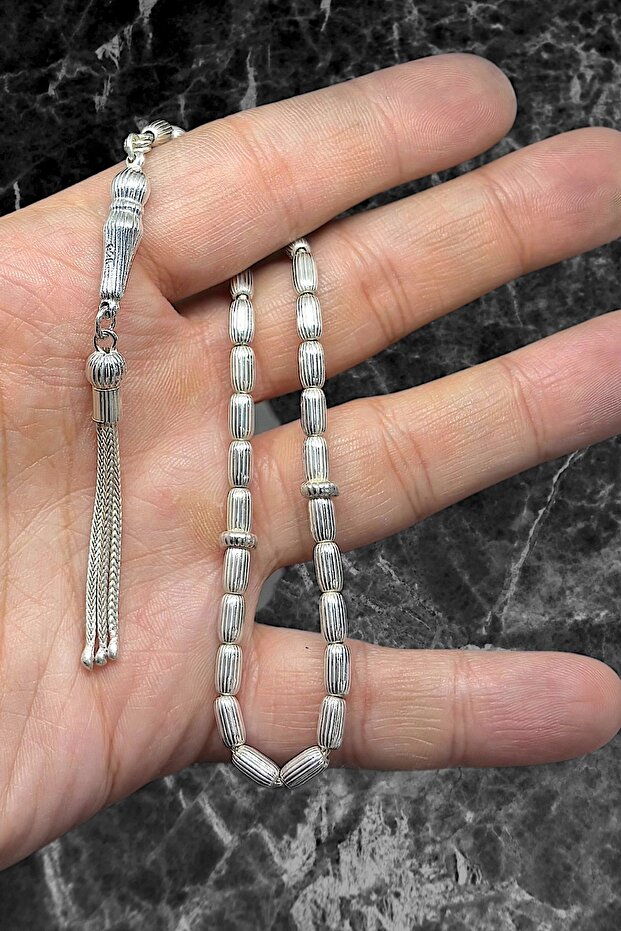 مسبحة فضية على شكل اسطوانة مكعبة