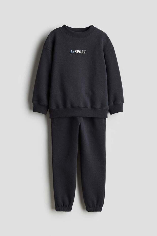 2-piece sweatshirt and joggers set