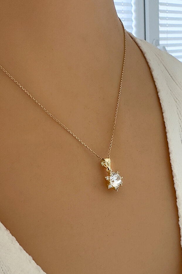 14 Ayar Altın Lotus Çiçeği Tektaş Kolye, Işıklı Mücevher Kutusuyla - 1