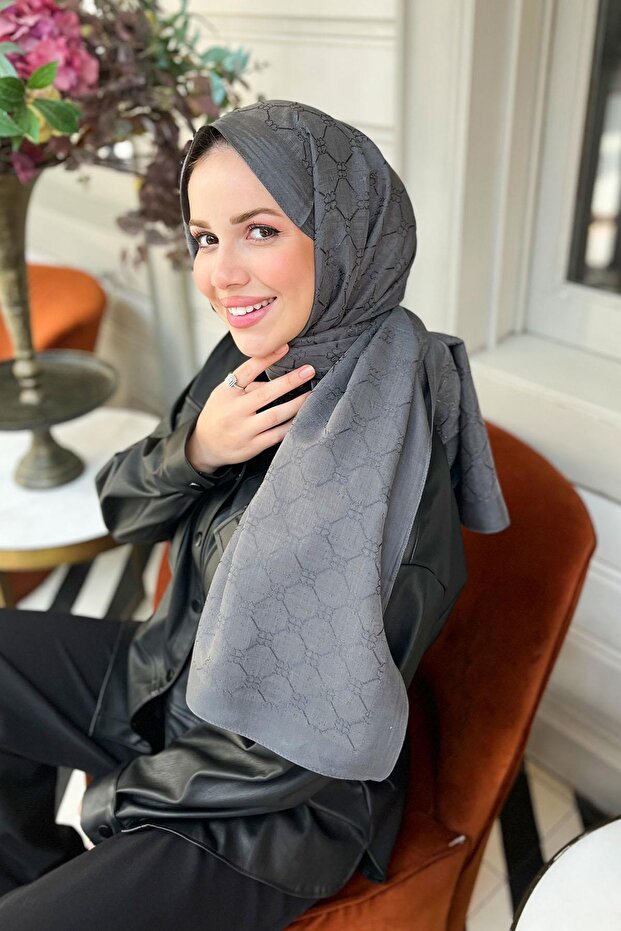Ev72 Model Clover Shawl - Dark Gray - 2