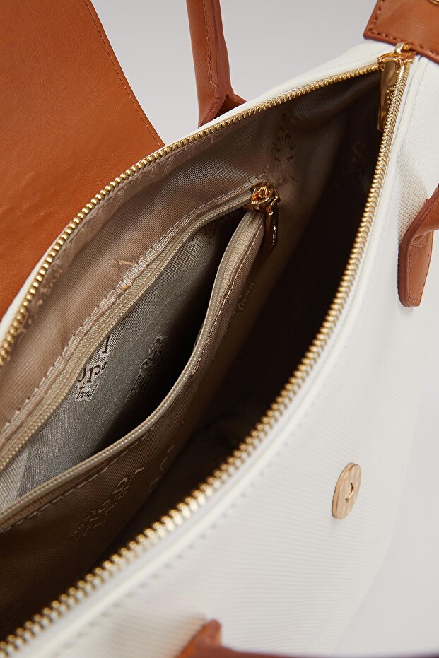 حقيبة يد بحزام تريند باللون الأبيض - 4