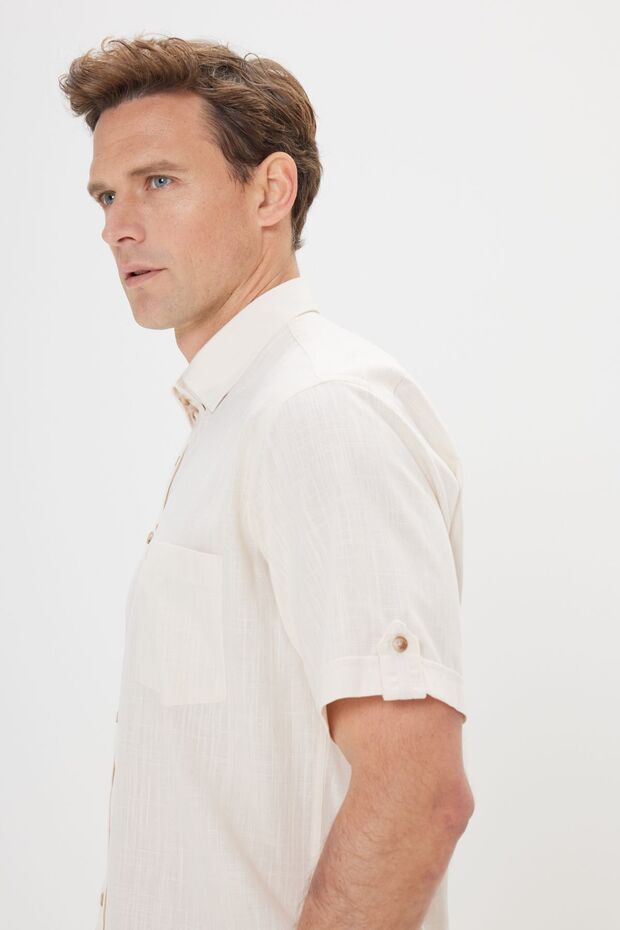 Erkek Bej Comfort Fit Rahat Kesim Düğmeli Yaka Keten Görünümlü %100 Pamuk Flamlı Kısa Kollu Gömlek - 3