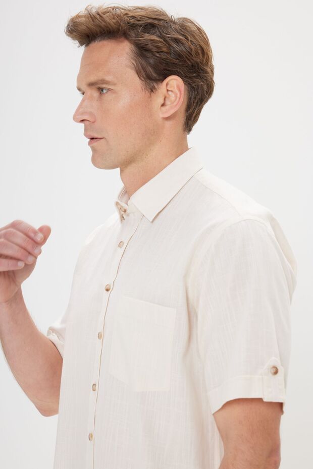 Erkek Bej Comfort Fit Rahat Kesim Düğmeli Yaka Keten Görünümlü %100 Pamuk Flamlı Kısa Kollu Gömlek - 4