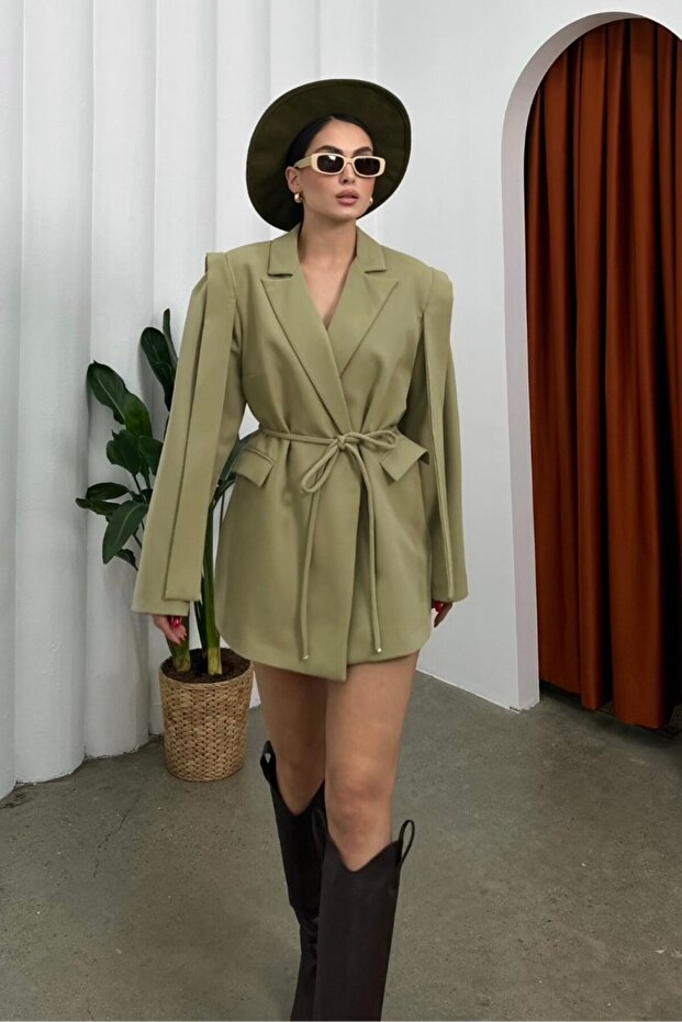 Oversize'owa damska marynarka - pasek i detale na ramionach - 4