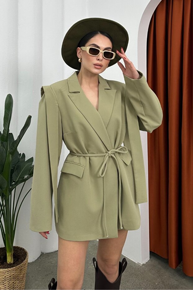 Oversize'owa damska marynarka - pasek i detale na ramionach - 1