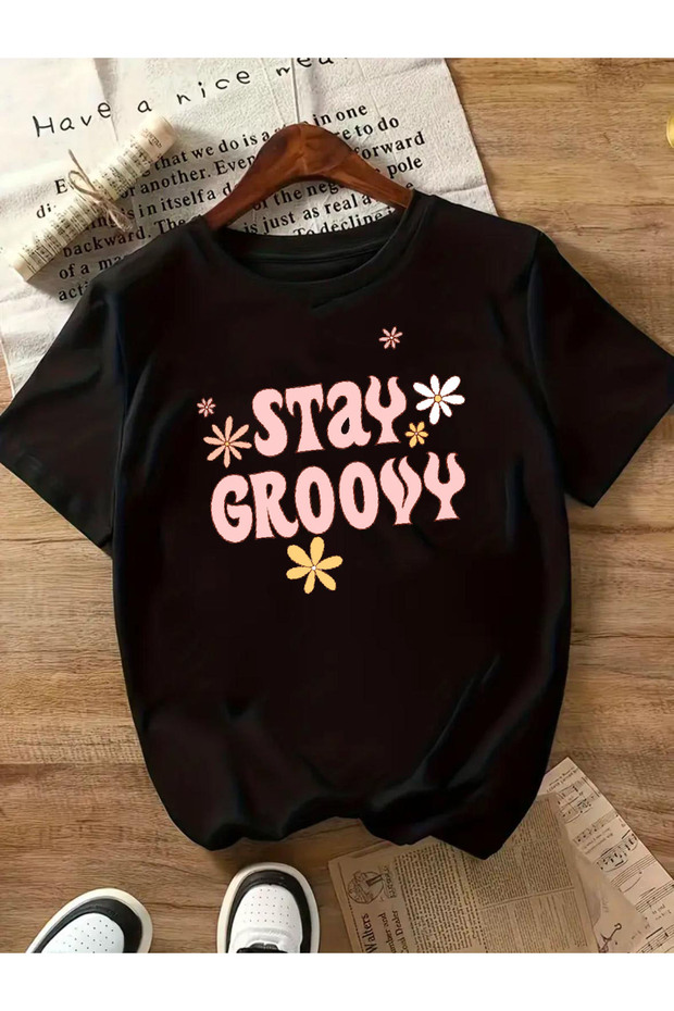 تي شيرت أساسي مطبوع عليه Stay Groowy