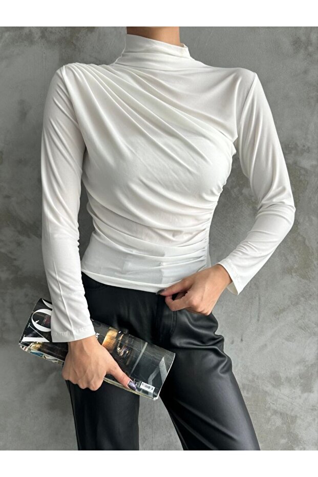 بلوزة بياقة واقفة باللون الأبيض - 3