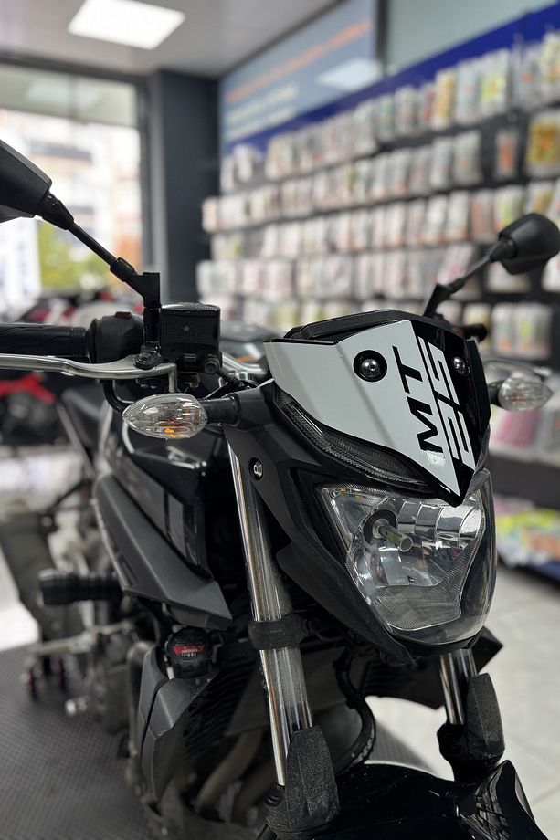 Yamaha MT-25 için Ön Cam Kafa Beyaz Renk Sticker Etiket (1 Adet) - 5