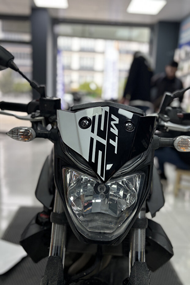 ملصق رأس الزجاج الأمامي من ياماها MT-25 باللون الأبيض - MDL2
