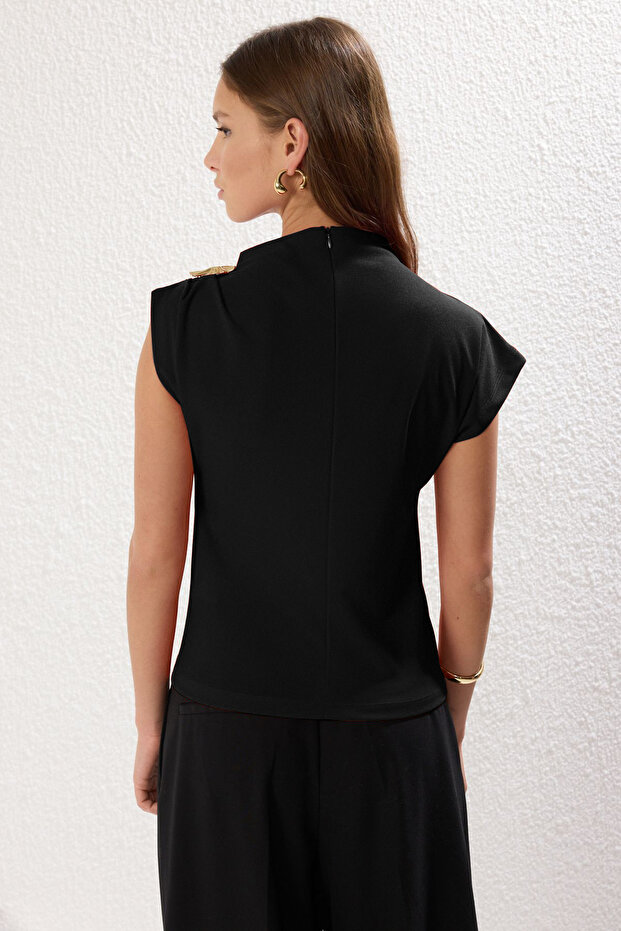 Siyah Fitted/Vücuda Oturan Aksesuar Detaylı Drapeli Esnek  Örme Bluz TWOSS25BZ00044 - 5