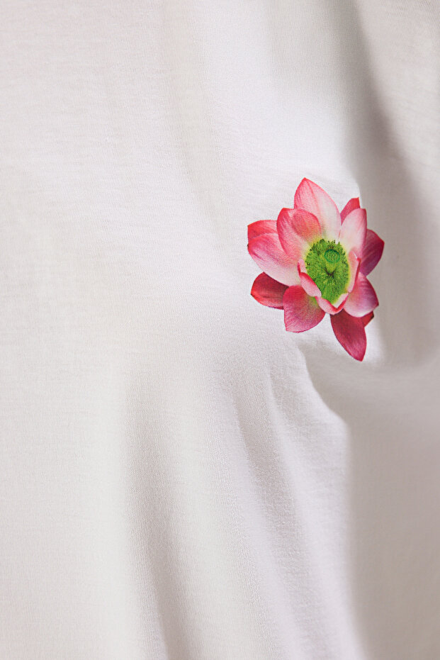 Beyaz %100 Kalın Pamuklu Oversize/Geniş Kalıp Ön Arka Çiçek Baskılı Örme T-Shirt TWOSS25TS00099 - 4