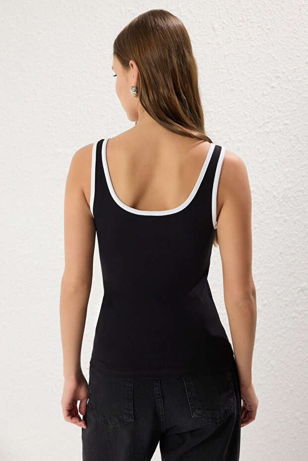 Siyah Renk Bloklu Fitted/Vücuda Oturan Havuz Yaka Fitilli Esnek Örme Atlet TWOSS22AL0042 - 5