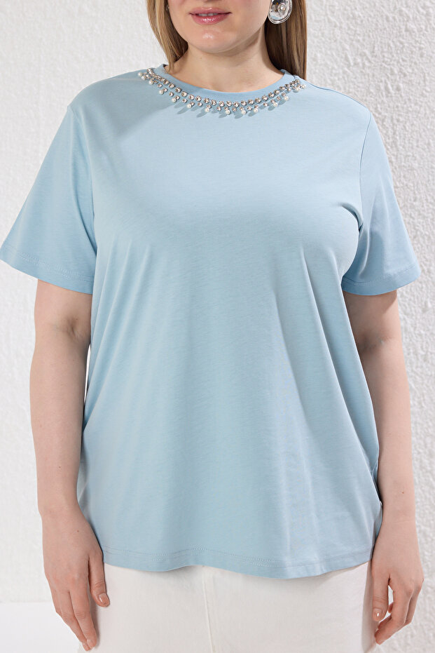 Mavi Yakası Taşlı Relaxed Fit %100 Pamuk Örme Büyük Beden T-shirt TBBSS25BF00021 - 3