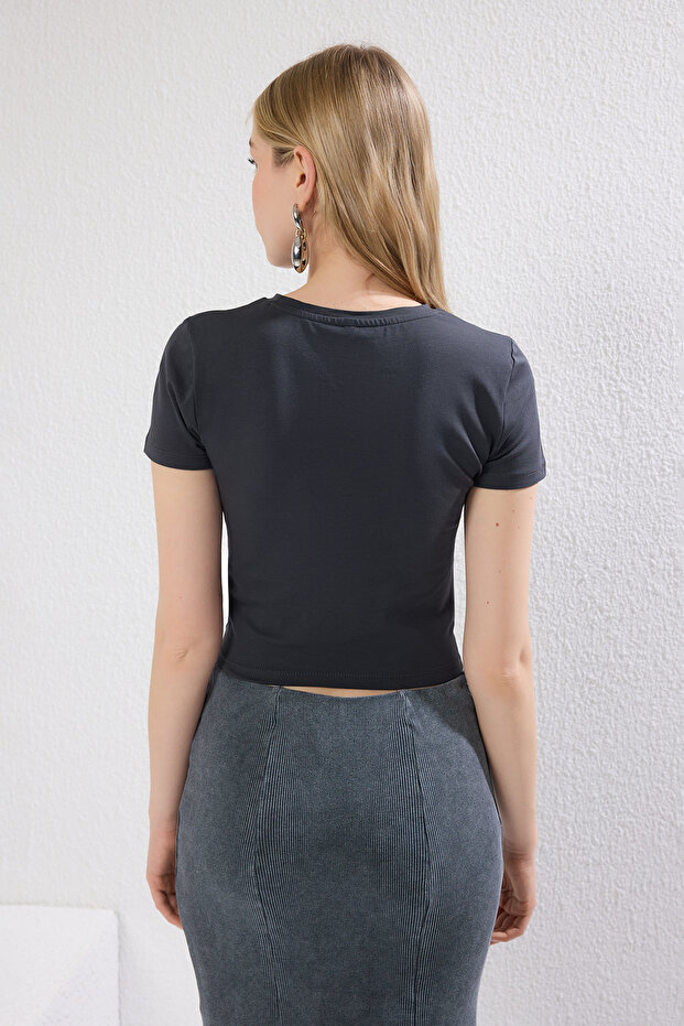 Antrasit Slogan Baskılı Crop Fitted/Vücuda Oturan Örme T-Shirt TWOSS25TS00037 - 4