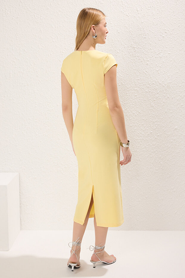 Hellgelbes, gewölbtes, schlichtes, körperbetontes Midi-Webkleid TWOSS25EL00211 - 6