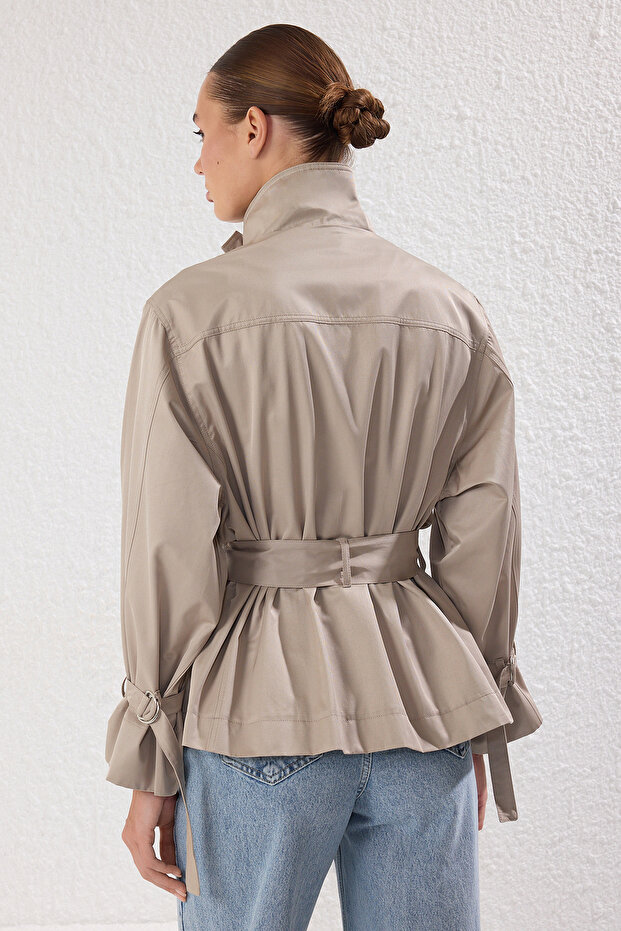 Hellkhakifarbener, detaillierter, regulärer, kurzer Trenchcoat mit Nähten TWOSS25TR00016 - 8