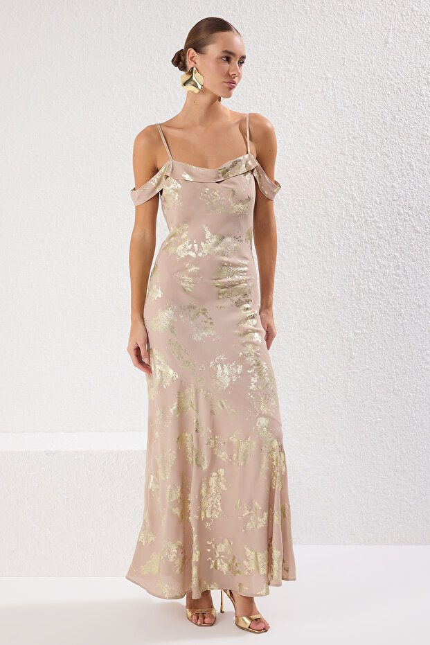 Zlaté abstraktní tkané šifonové maxi večerní a promoční šaty TPRSS25AE00089 - 2