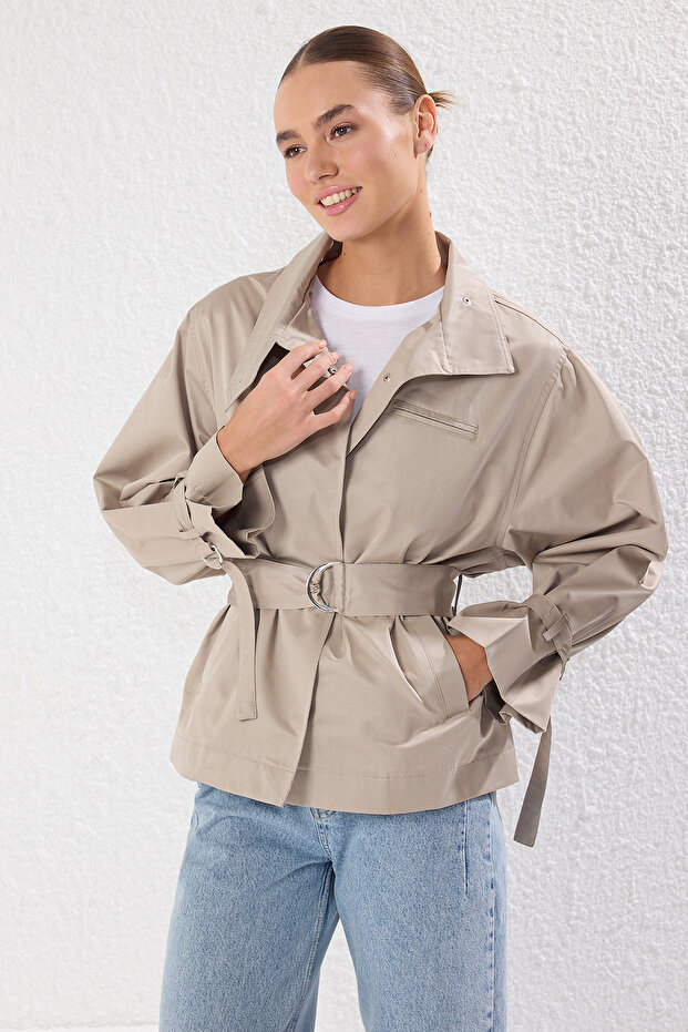 Hellkhakifarbener, detaillierter, regulärer, kurzer Trenchcoat mit Nähten TWOSS25TR00016 - 5