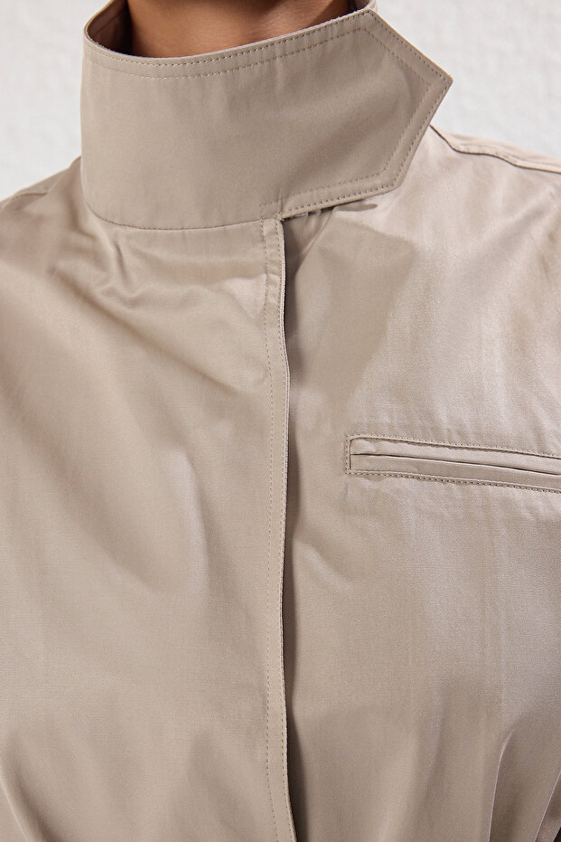 Hellkhakifarbener, detaillierter, regulärer, kurzer Trenchcoat mit Nähten TWOSS25TR00016 - 7