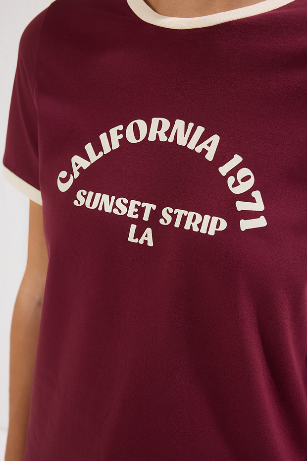 Bordo %100 Pamuk Slogan Baskılı Kontrast Biye Detaylı Örme T-Shirt TWOSS24TS00105 - 3