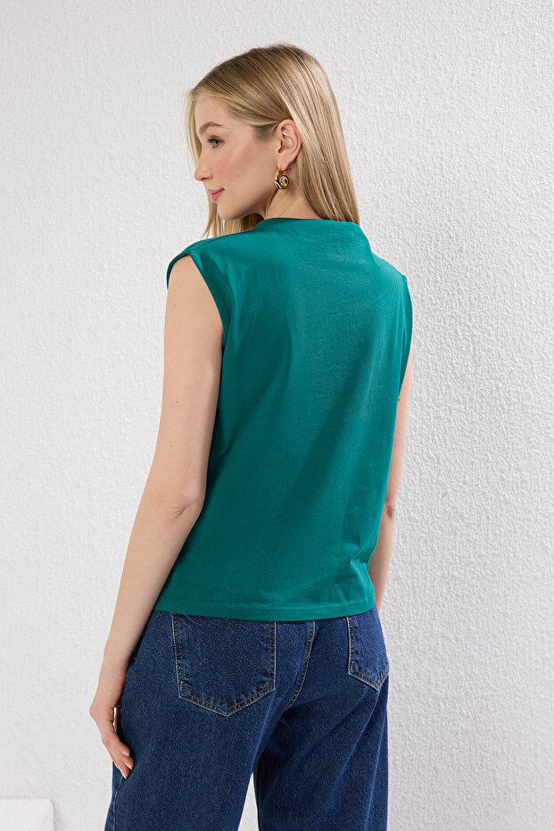 Zümrüt Yeşili %100 Pamuk Kayık Yaka Sıfır Kol Büzgülü Örme T-Shirt TWOSS24TS00051 - 4