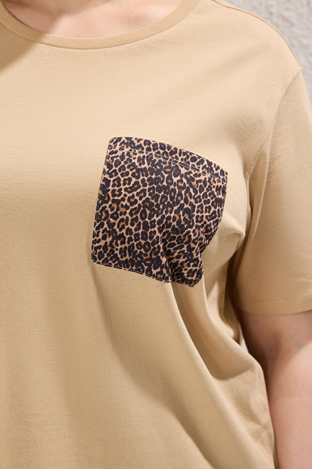 Bej Oversize Animal Baskılı Cep etaylı %100 Pamuk Örme Büyük Beden T-shirt TBBSS24BF00059 - 3