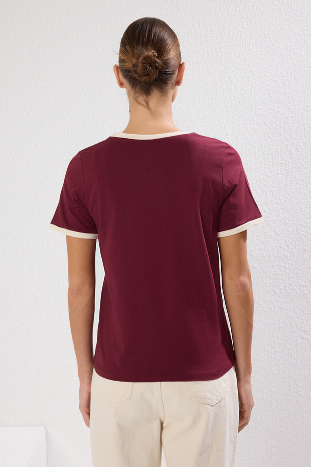 Bordo %100 Pamuk Slogan Baskılı Kontrast Biye Detaylı Örme T-Shirt TWOSS24TS00105 - 4
