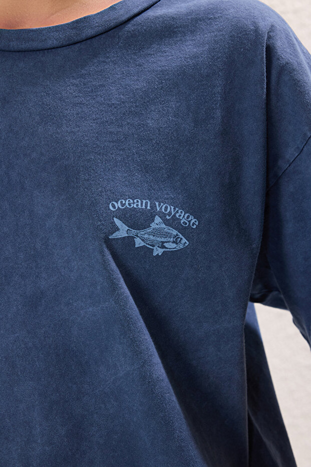 Indigo Kalın Pamuklu Yıkamalı ve Sırt Baskılı Oversize/Geniş Kalıp Örme T-Shirt TWOSS25TS00058 - 3